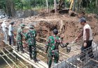Babinsa Desa Joho Bersama Warga Bangun Jembatan Klampok 1 Desa Joho Kab. Tulungagung, Kerjakan Begesting dan Pengecoran Bantalan