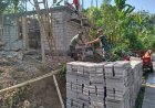 Babinsa Nglutung Tulungagung Dampingi Pemasangan Dinding Batako Rumah Warga Binaan dalam Program Rutilahu